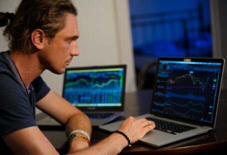 man-sitting-in-front-of-the-macbook-pro